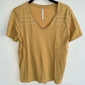 Kuhl Women’s Arabella V-Neck Short Sleeve Shirt in Gold Yellow size small